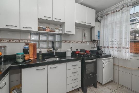 Cozinha de apartamento à venda com 1 quarto, 45m² em Vila Ipiranga, Porto Alegre