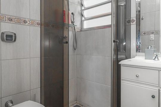 Banheiro de apartamento à venda com 1 quarto, 45m² em Vila Ipiranga, Porto Alegre