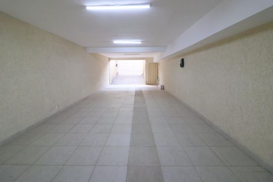 Garagem de casa à venda com 4 quartos, 226m² em Vila Osasco, Osasco