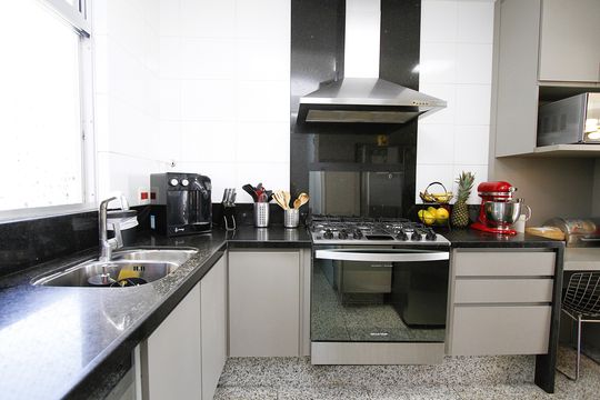 Cozinha de apartamento à venda com 4 quartos, 154m² em Belvedere, Belo Horizonte