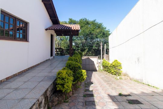 Garagem de casa à venda com 4 quartos, 340m² em Espírito Santo, Porto Alegre