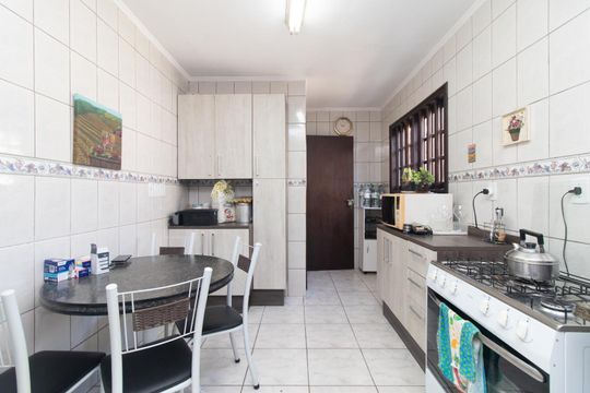 Cozinha de casa à venda com 4 quartos, 340m² em Espírito Santo, Porto Alegre