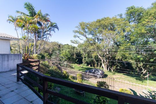 Sacada de casa à venda com 4 quartos, 340m² em Espírito Santo, Porto Alegre
