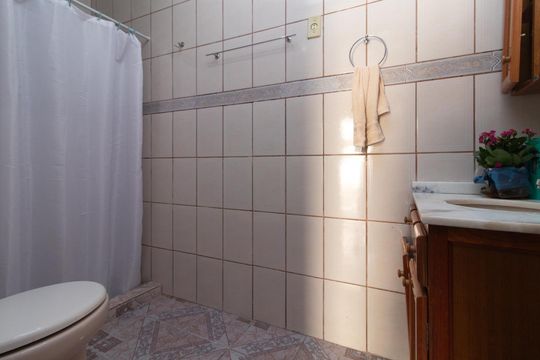 Banheiro de casa à venda com 4 quartos, 340m² em Espírito Santo, Porto Alegre