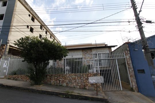 Fachada de casa à venda com 3 quartos, 400m² em Lagoinha, Belo Horizonte