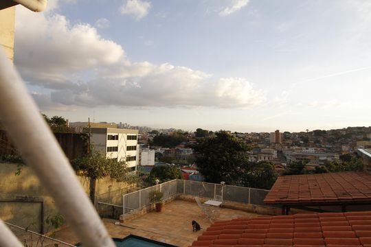 Vista de casa à venda com 3 quartos, 400m² em Lagoinha, Belo Horizonte