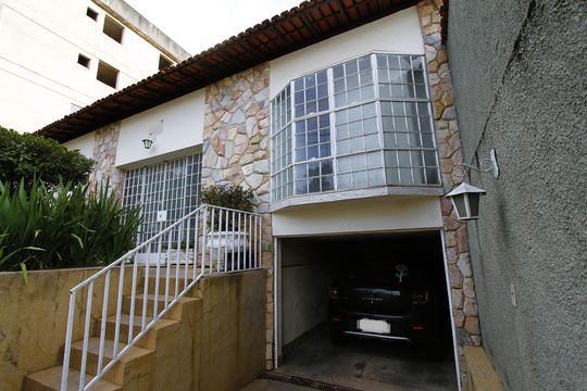 Garagem de casa à venda com 3 quartos, 400m² em Lagoinha, Belo Horizonte