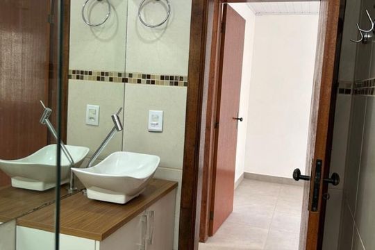 Banheiro 1 de casa à venda com 5 quartos, 252m² em Harmonia, Canoas