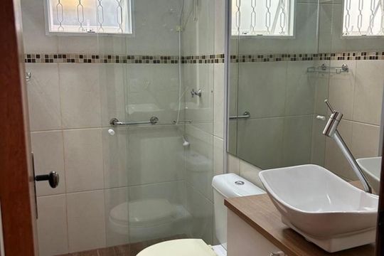 Banheiro 1 de casa à venda com 5 quartos, 252m² em Harmonia, Canoas