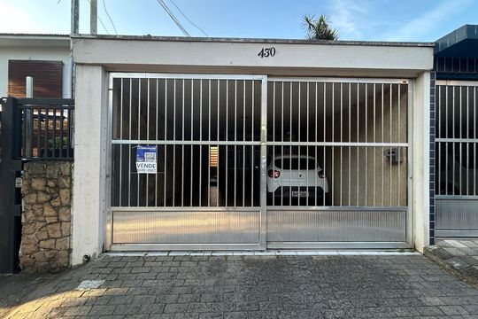 Fachada de casa à venda com 3 quartos, 200m² em Chácara Santo Antônio (zona Sul), São Paulo