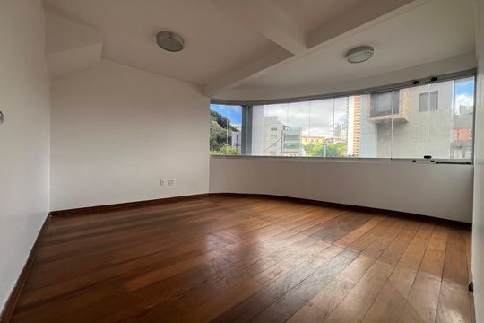 Casa para alugar com 7 quartos, 720m² em Santa Lúcia, Belo Horizonte