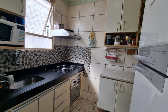 Cozinha de apartamento à venda com 3 quartos, 55m² em Sagrada Família, Belo Horizonte