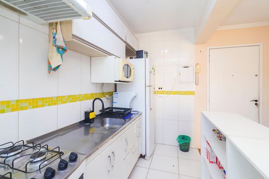 Cozinha de apartamento para alugar com 1 quarto, 33m² em Vila Carmosina, São Paulo