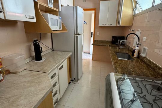 Cozinha de apartamento para alugar com 3 quartos, 75m² em Jardim Praiano, Guarujá