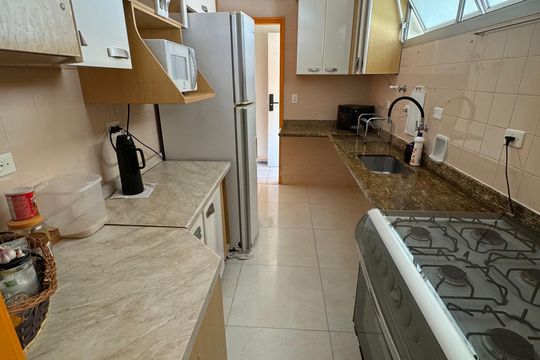 Cozinha de apartamento para alugar com 3 quartos, 75m² em Jardim Praiano, Guarujá