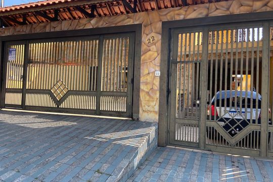 Fachada de casa à venda com 4 quartos, 400m² em Pestana, Osasco