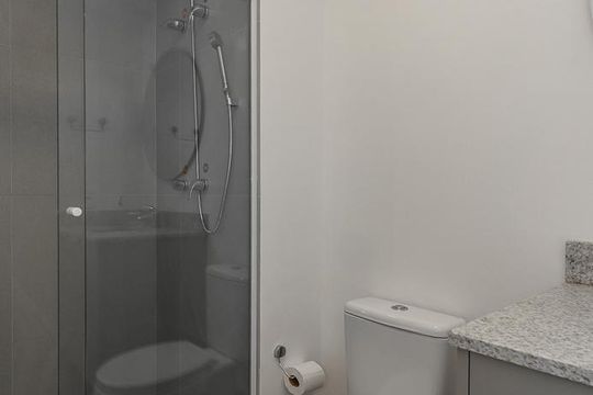 Banheiro de kitnet/studio à venda com 0 quarto, 25m² em Rio Branco, Porto Alegre