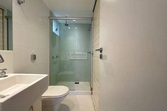 Banheiro social de apartamento à venda com 3 quartos, 134m² em Lagoa, Rio de Janeiro