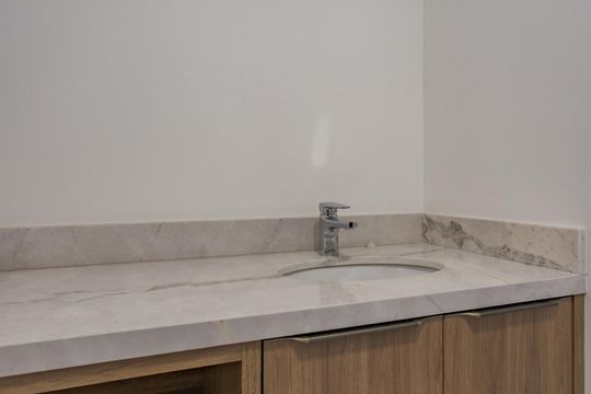 Banheiro de apartamento para alugar com 2 quartos, 75m² em Passo D’areia, Porto Alegre