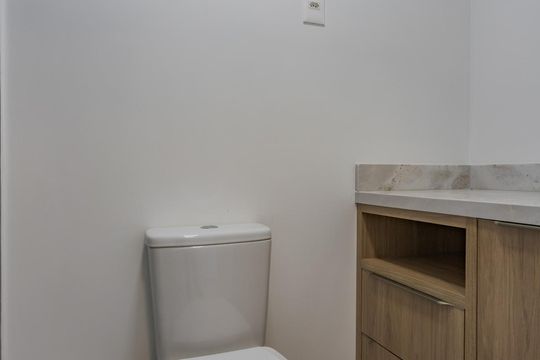 Banheiro de apartamento para alugar com 2 quartos, 75m² em Passo D’areia, Porto Alegre
