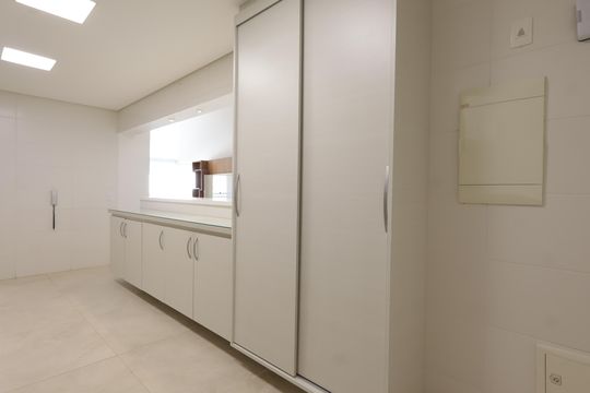 Cozinha de apartamento para alugar com 3 quartos, 156m² em Jardim Fonte do Morumbi, São Paulo
