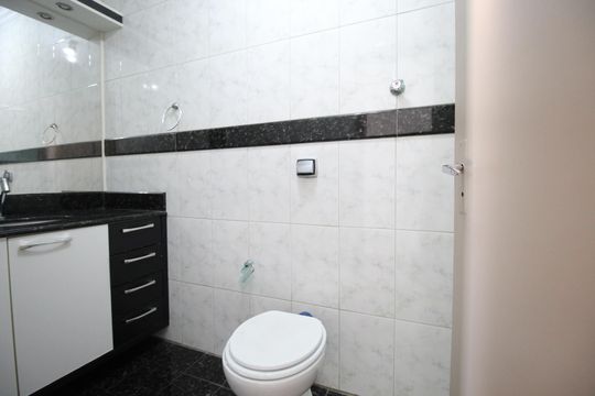 Banheiro de apartamento à venda com 3 quartos, 151m² em São João, Porto Alegre