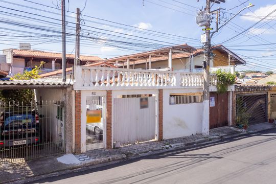 Fachada de casa à venda com 6 quartos, 241m² em Vila Marari, São Paulo