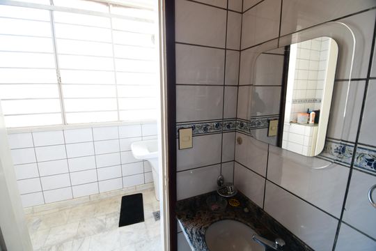 Banheiro de serviço de apartamento à venda com 2 quartos, 132m² em Cambuí, Campinas
