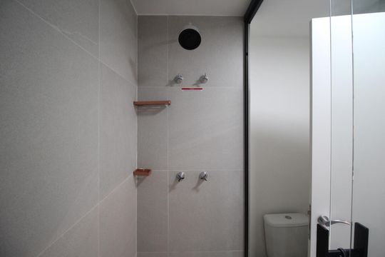 Banheiro de kitnet/studio para alugar com 0 quarto, 30m² em Passo da Areia, Porto Alegre