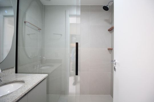 Banheiro de kitnet/studio para alugar com 0 quarto, 30m² em Passo da Areia, Porto Alegre