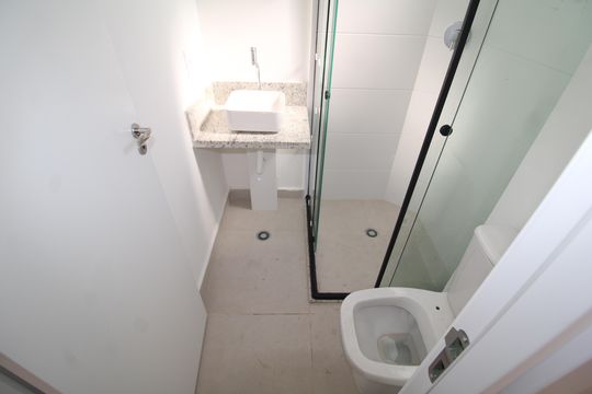 Banheiro de kitnet/studio para alugar com 1 quarto, 26m² em Vila Dom Pedro Ii, São Paulo