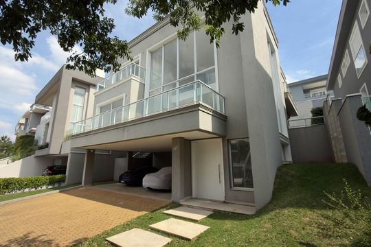 Fachada de casa à venda com 4 quartos, 430m² em Alphaville, Santana de Parnaíba