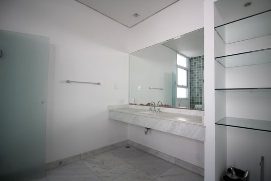 Banheiro da Suíte Master de casa para alugar com 6 quartos, 700m² em Jardim Guedala, São Paulo