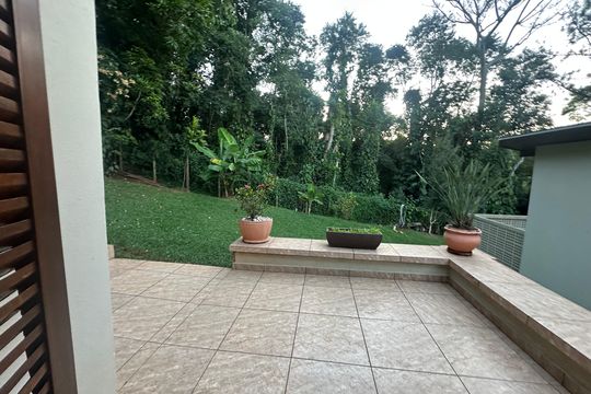 Varanda de casa de condomínio para alugar com 5 quartos, 400m² em Jardim Parnaiba, Barueri