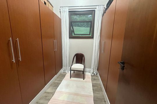 Closet da suíte 4 de casa de condomínio para alugar com 5 quartos, 400m² em Jardim Parnaiba, Barueri