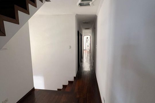 Corredor de casa à venda com 4 quartos, 256m² em Jardim das Flores, Osasco