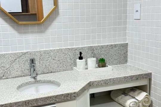 Banheiro social de kitnet/studio para alugar com 1 quarto, 20m² em Jardim Armação, Salvador