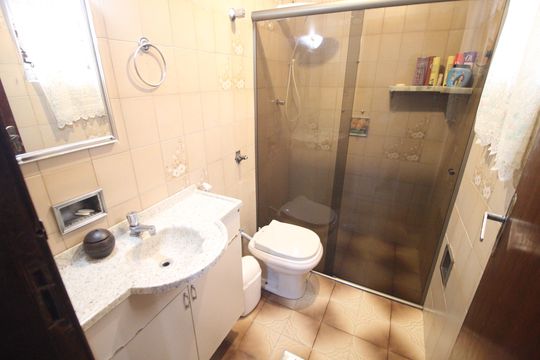 Banheiro social de casa à venda com 3 quartos, 190m² em Conjunto Ademar Maldonado, Belo Horizonte