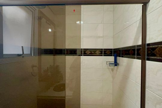 Banheiro da Suíte 2 de casa de condomínio à venda com 3 quartos, 450m² em Alto de Pinheiros, São Paulo