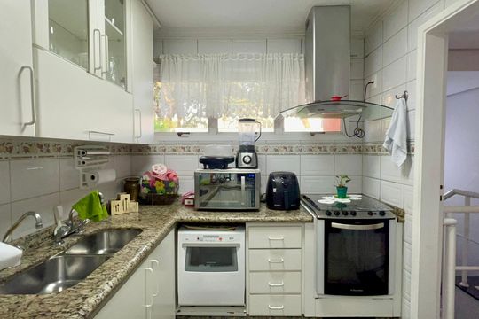 Cozinha de casa de condomínio à venda com 3 quartos, 450m² em Alto de Pinheiros, São Paulo