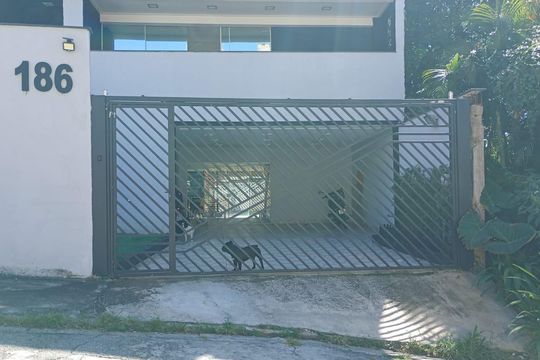 Fachada  de casa de condomínio à venda com 3 quartos, 500m² em Vila Irmaos Arnoni, São Paulo