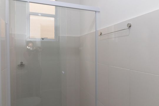 Banheiro de apartamento para alugar com 2 quartos, 55m² em Realengo, Rio de Janeiro