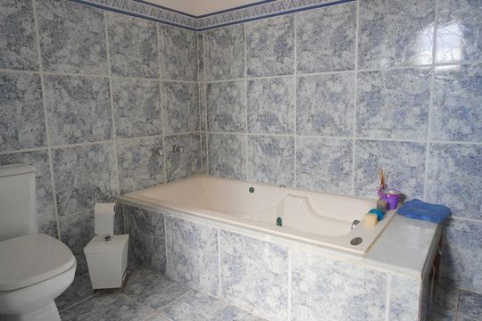 Banheiro 2 suite 2 de casa para alugar com 3 quartos, 325m² em Parque Santa Fé, Porto Alegre