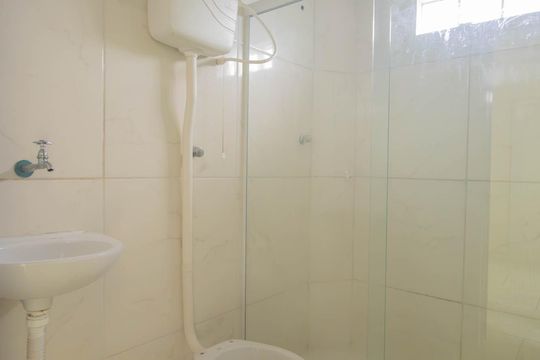 Banheiro de apartamento para alugar com 2 quartos, 45m² em Porto Novo, São Gonçalo