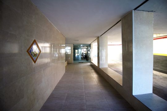 Fachada e portaria de apartamento para alugar com 2 quartos, 64m² em Cordovil, Rio de Janeiro