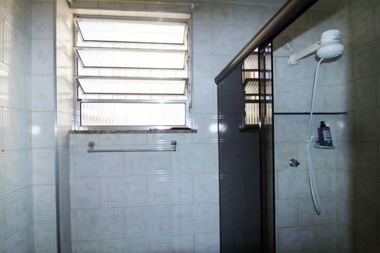 Banheiro de apartamento para alugar com 2 quartos, 64m² em Cordovil, Rio de Janeiro
