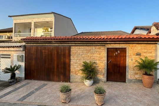 Fachada de casa à venda com 2 quartos, 130m² em Campo Grande, Rio de Janeiro