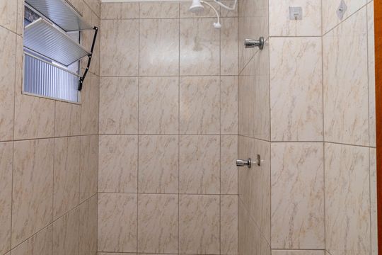 Banheiro de casa de condomínio para alugar com 1 quarto, 35m² em Horto Florestal, São Paulo
