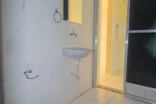 Banheiro de casa de condomínio para alugar com 2 quartos, 65m² em Porto da Pedra, São Gonçalo