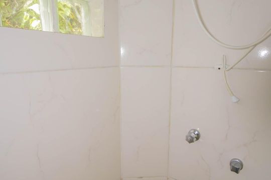 Banheiro de casa de condomínio para alugar com 2 quartos, 65m² em Porto Novo, São Gonçalo